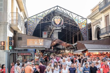 Barcelona, İspanya - 19 Temmuz 2018: Giriş La Boqueria market. Mercat de Sant Josep de la Boqueria Barcelona büyük bir ortak Pazar ve kentin en önemli turistik yerlerinden biridir