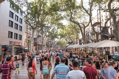 Barcelona, İspanya - 19 Temmuz 2018: La Rambla Caddesi. La Rambla santral Barselona, turistler ve yerliler için aynı ile popüler bir sokaktır.