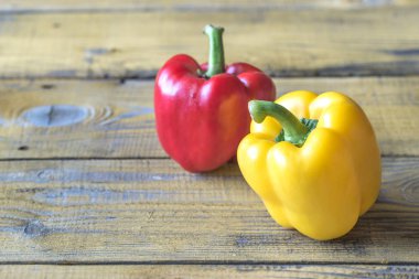 Kırmızı ve sarı dolma biber