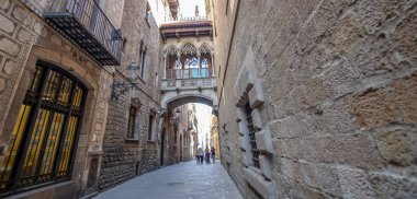 Barcelona, İspanya - 17 Temmuz 2018: Gotik Mahallesi'nin dar sokaklar. Çeyrek Barselona'nın en eski bölümleri kapsar ve önemli ortaçağ işaretlerini içerir.