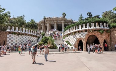 Barcelona, İspanya - 19 Temmuz 2018: Yürümek insanlar Park Guell. Park Guell bahçeleri ve architectonic öğeleri oluşan bir kamu parki sistemidir