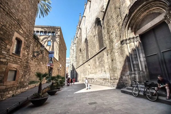 Barcelona, İspanya - 17 Temmuz 2018: Gotik Mahallesi'nin dar sokaklar. Çeyrek Barselona'nın en eski bölümleri kapsar ve önemli ortaçağ işaretlerini içerir.