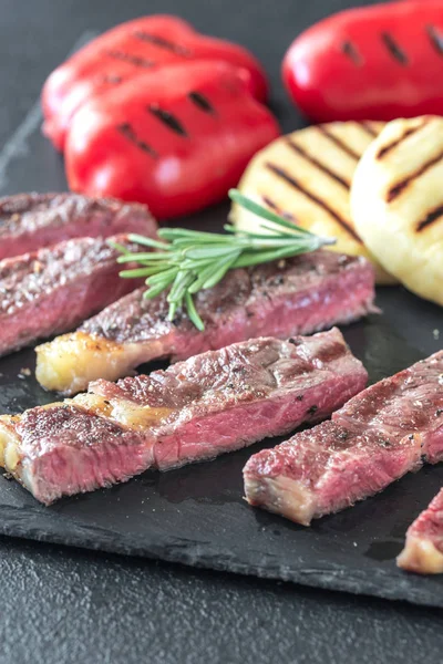 Bife Grelhado Com Pimentão Queijo — Fotografia de Stock