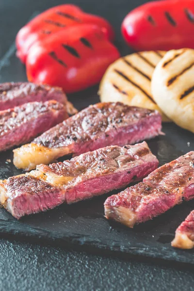 Bife Grelhado Com Pimentão Queijo — Fotografia de Stock