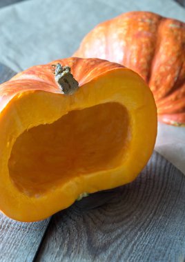 balkabağı ahşap arka planda