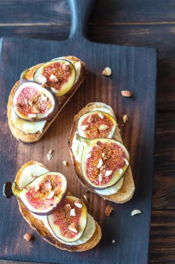 Peynir ve incir ile tost