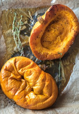 Fırında kabak tepsiye otlar ile