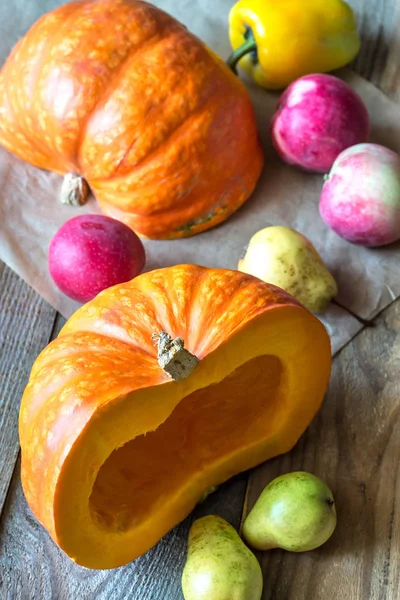 Calabaza Con Frutas Fondo Madera —  Fotos de Stock