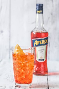 Sumy, Ukrayna - 29 Ağustos 2018: Cam, Aperol Spritz kokteyl Aperol şişe beyaz ahşap zemin üzerinde. Aperol ünlü İtalyan Aperatif olduğunu.