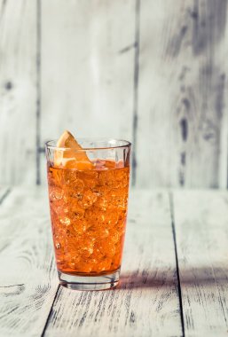 Cam, Aperol Spritz Beyaz ahşap arka plan üzerinde kokteyl