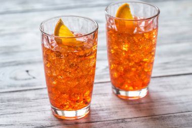 Cam, Aperol Spritz Beyaz ahşap arka plan üzerinde kokteyl
