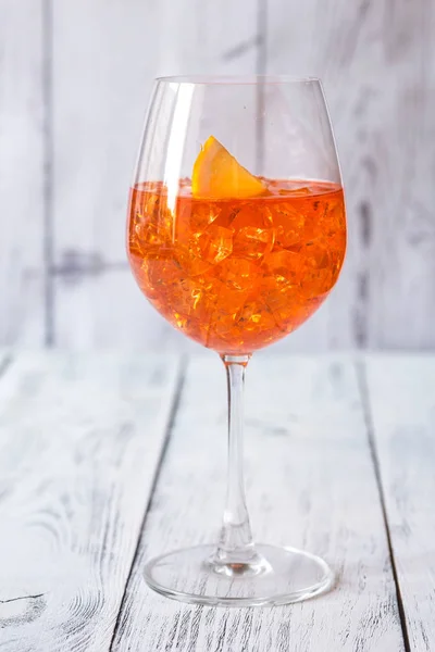 Γυαλί Του Aperol Spritz Κοκτέιλ Στο Λευκό Φόντο Ξύλινη — Φωτογραφία Αρχείου