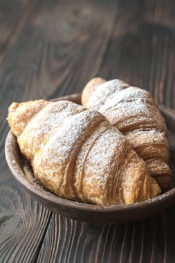 Kruvasan plaka üzerine krema ile