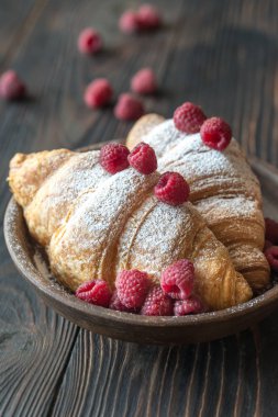 Kruvasan ile taze frambuaz