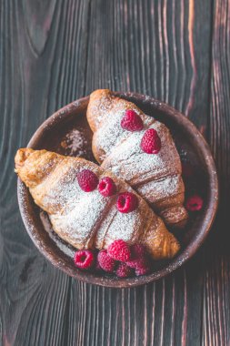 Kruvasan ile taze frambuaz