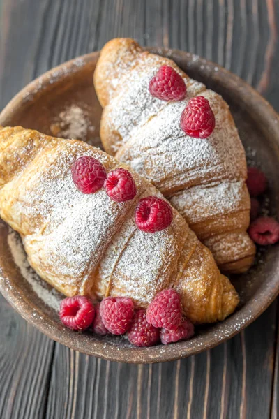 Croissants Mit Frischen Himbeeren — Stockfoto