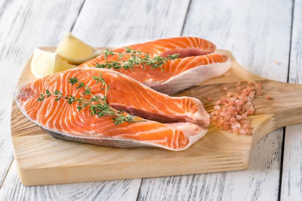 Rohe Forellensteaks Auf Dem Holzbrett — Stockfoto