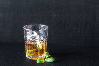 ROM koyu arka plan üzerinde bardak