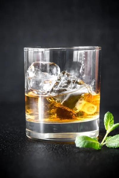 Glas Rum Auf Dunklem Hintergrund — Stockfoto