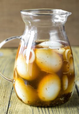 Cam sürahi içinde yumurta turşusu