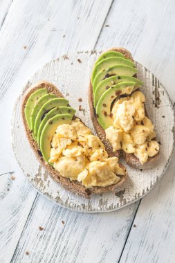 Avokado ve sahanda yumurta sandviç