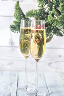 Bardak şampanya ile Noel ağacı