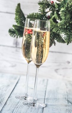 Bardak şampanya ile Noel ağacı