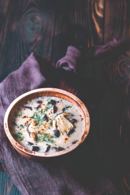 Kremsi porcini mantar çorbası bölümünü