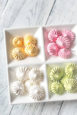 Renkli meringues kase