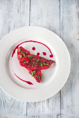 Scaloppini - piliç pancar sos ile