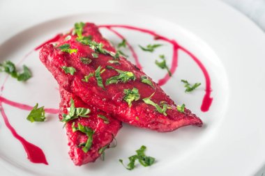 Scaloppini - piliç pancar sos ile