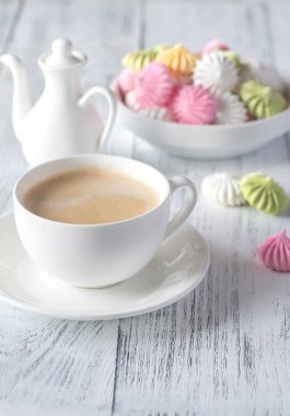 Kahve renkli meringues ile