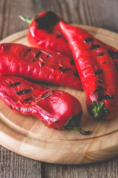 Pimentos Vermelhos Grelhados Tábua Madeira — Fotografia de Stock