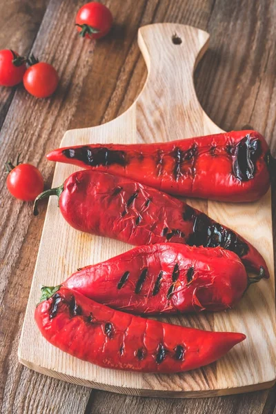 Pimentos Vermelhos Grelhados Tábua Madeira — Fotografia de Stock