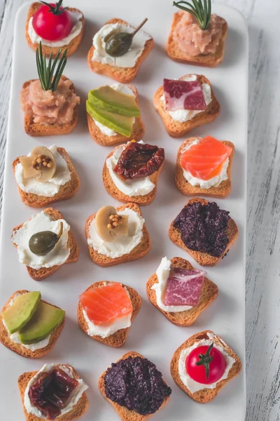 Crostini Avec Différentes Garnitures — Photo