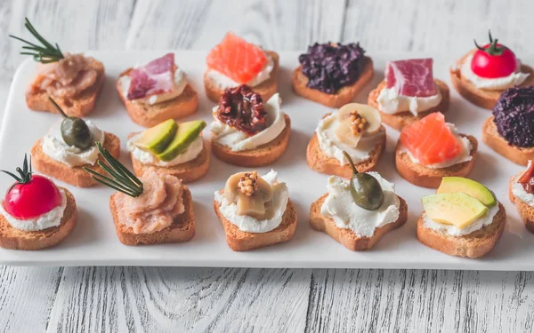 Crostini Mit Verschiedenen Belägen — Stockfoto