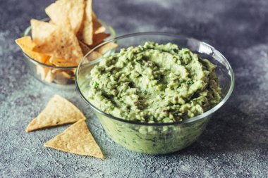 Tortilla cips ile cam kase guacamole