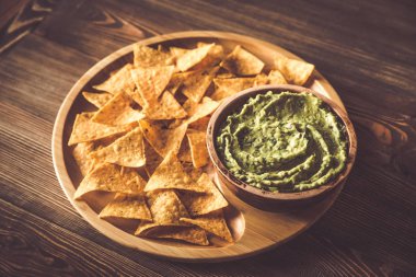 Guacamole tortilla cips ahşap tepsi ile