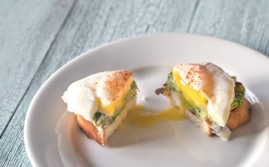 Guacamole ve haşlanmış yumurta ile kesme sandviç