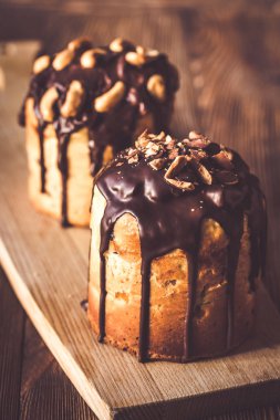 Noel ağacı ile dekore edilmiş panettone