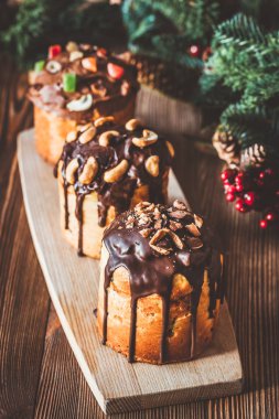 Noel ağacı ile dekore edilmiş panettone