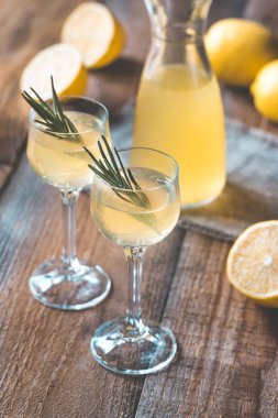 Ahşap arka planda limoncello bardakları