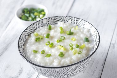 Bir kase pirinç lapası.