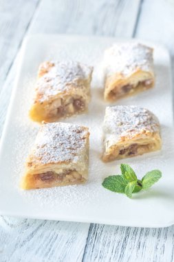 Elmalı turta dilimleri beyaz tabakta.