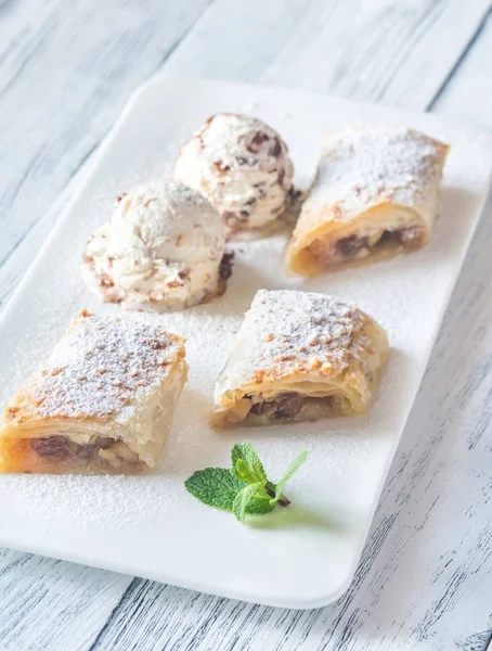 Apfelstrudelscheiben Auf Dem Weißen Teller — Stockfoto