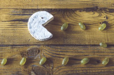 Camembert yeşil üzüm ile
