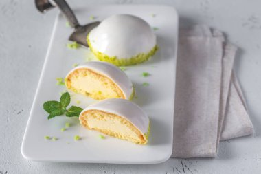 Yoğurt jöleli sünger kekleri ve şam fıstığı parçaları.