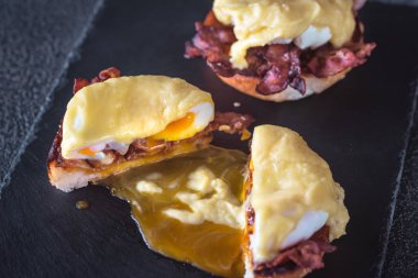 Kayrak tablasında Benedict yumurtaları