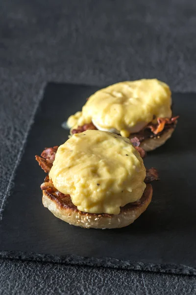 Huevos Benedict Bandeja Pizarra —  Fotos de Stock