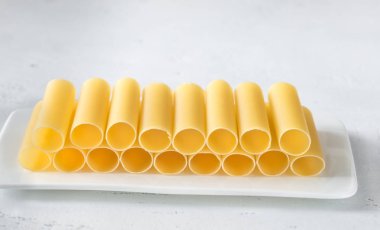 Beyaz tabakta pişmemiş cannelloni